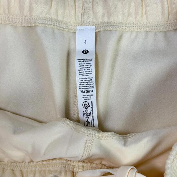 Lululemon Women's Large Scuba Mid-Rise Oversized Logo Shorts Buttercream NWT - Picture 6 of 8